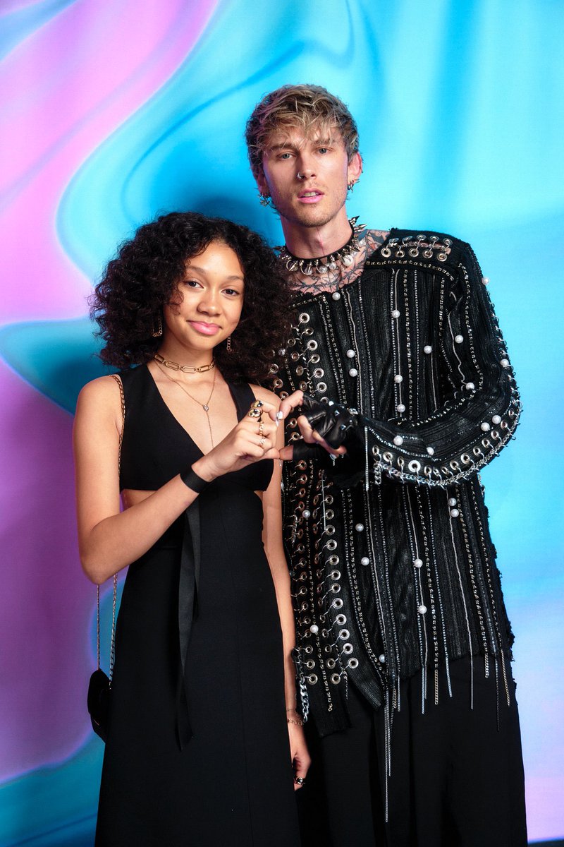 Pop Crave on Twitter: "Machine Gun Kelly and his lovely daughter at the  #AMAs. https://t.co/O6WbYnEJxA" / Twitter