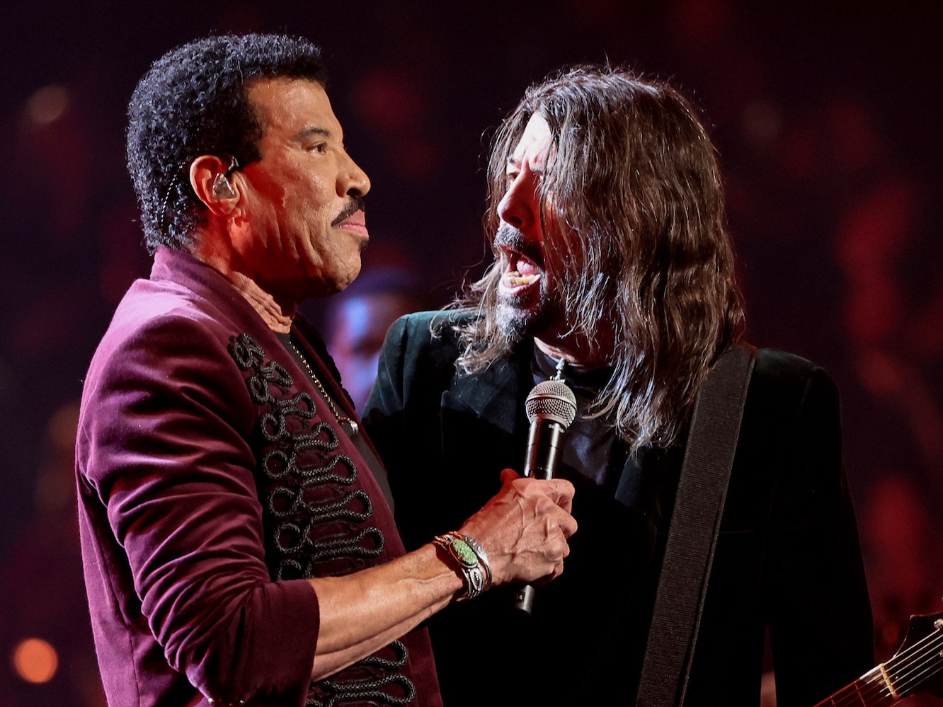 Rock Hall 2022: Watch Lionel Richie Perform “Easy” With Foo Fighters' Dave  Grohl | Pitchfork