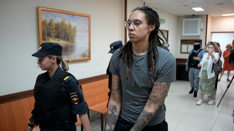 Officials from U.S. Embassy in Moscow visit jailed WNBA star Brittney Griner  | CBC Sports