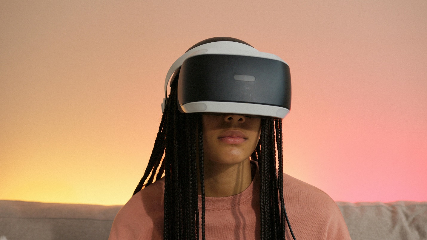 A person wearing a virtual reality headset Description automatically generated